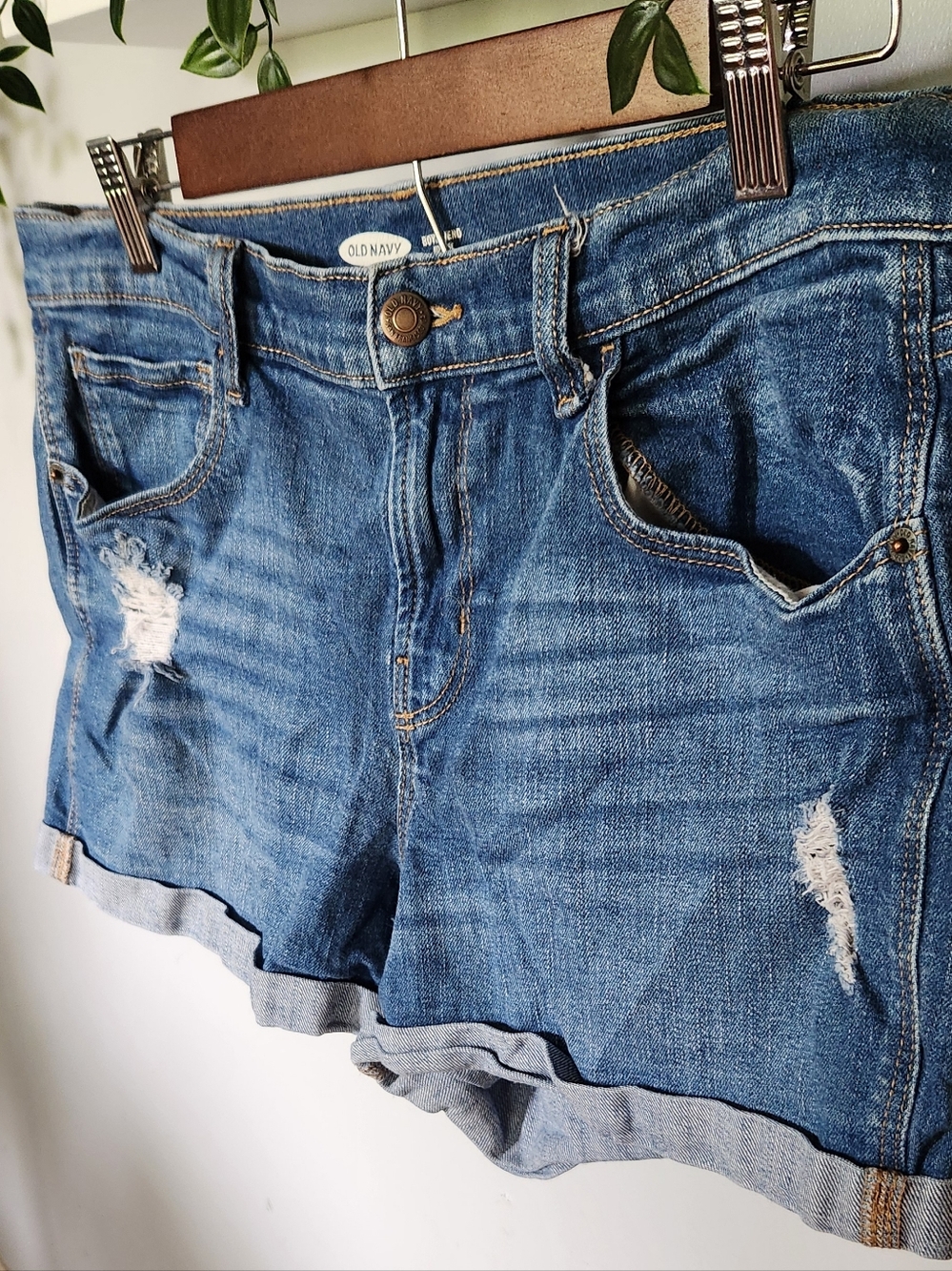 Old Navy Boyfriend Mid Rise Jean Shorts - Picture 2 of 5